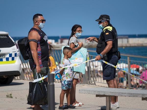 Barcelona, 18/07/2020 
Cuatro millones de catalanes llamados a quedarse en casa. En la imagen, la Guardia Urbana cierra los accesos a la playa esta tarde.
Foto: Gianluca Battista