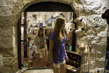 Tienda de 'souvenirs' en el municipio de Es Castell (Menorca), cerca de Mahón.