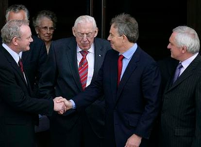Martin McGuinnes, Tony Blair e Ian Paisley, en el centro, en el Castillo de Stormont.