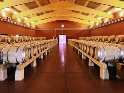 Vista de la bodega FincaVillacreces, en la Ribera del Duero; y botellas de Finca Villacreces y Pruno.