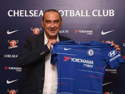 Sarri posa con la camiseta del Chelsea