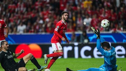 Rafa Silva, jugador de Benfica, marca el cuarto gol de su equipo ante la Juventus en el partido de la fase de grupos de la Champions League, en Lisboa este martes.
