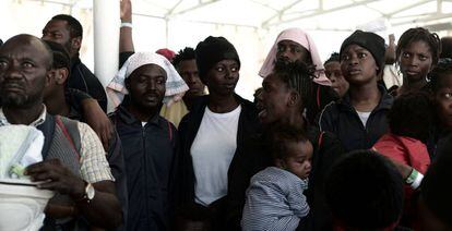 Migrantes del barco Aquarius esperando a desembarcar en Valencia, el pasado domingo.