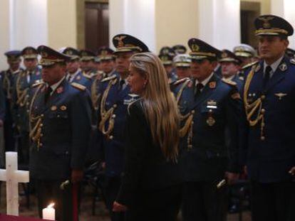 En el Gabinete interino se sientan políticos como Arturo Murillo, que anunció  la cacería  de un rival. El titular de Presidencia trata de rebajar el tono y anuncia un intento de diálogo con el MAS