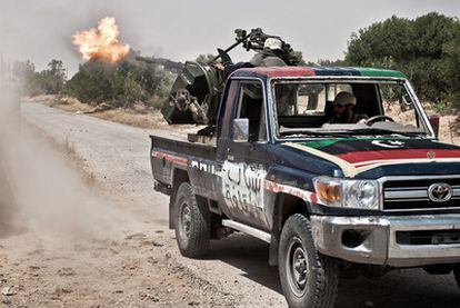 Rebeldes libios disparan contra fuerzas leales a Gadafi en la región montañosa de Al Qalaa, en el noroeste del país.