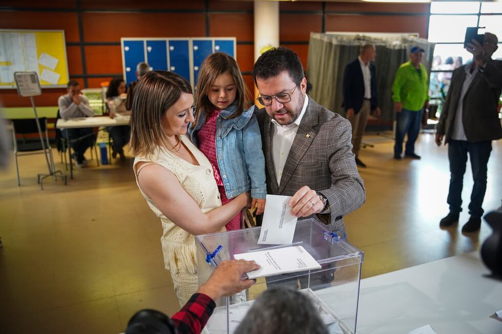 El president de la Generalitat, Pere Aragonès, vota acompañado de su mujer y su hija, este domingo en Pineda de Mar (Barcelona).