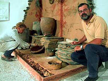 Francisco y Auxilio en la reproducción de una cabaña de la edad de bronce.