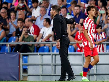 Simeone cambia a João Félix durante el Getafe-Atlético de Madrid de la pasada temporada.