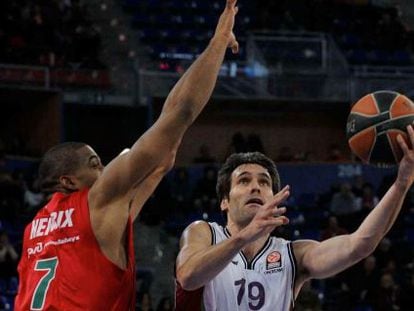Hendrix intenta bloquear el avance de San Emeterio en el encuento disputado este viernes en Vitoria. 