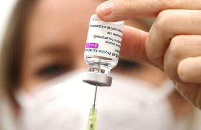 Una sanitaria prepara la vacuna de AstraZeneca en una consulta médica en Maintal (Alemania) el 24 de marzo.