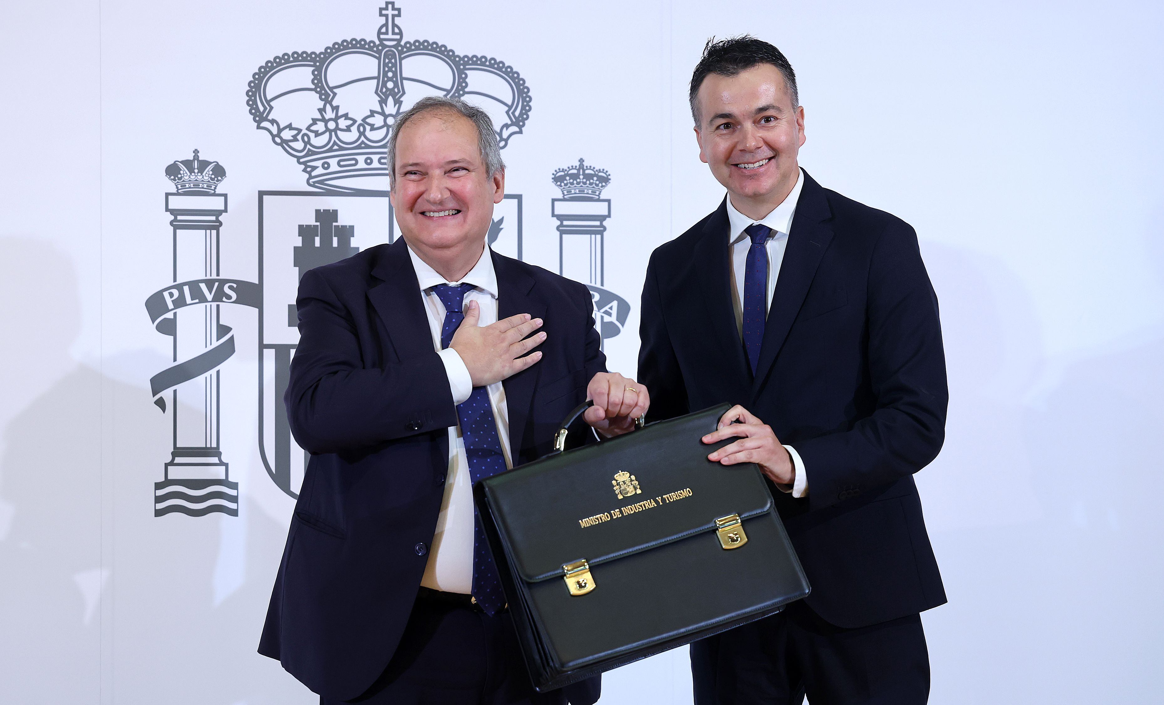 El hasta ahora ministro de Industria, Comercio y Turismo, Héctor Gómez (a la derecha), entrega su cartera de Industria y Turismo al exalcalde de Barcelona Jordi Hereu, en el Ministerio de Asuntos Económicos y Transformación.