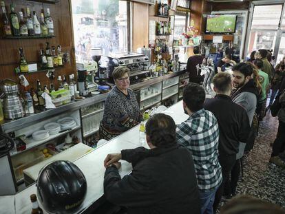 Bar El Palentino, calle del Pez 8 de Madrid. en el último día en que abrió el negocio.