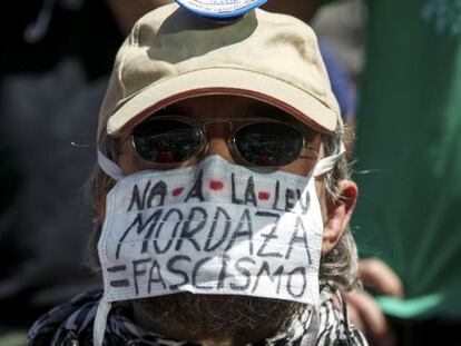 Un hombre durante la celebraci&oacute;n del cuarto aniversario del 15-M.