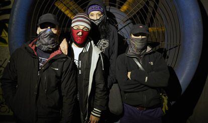 Barcelona y Madrid. Jabato, Lose y otros dos grafiteros, en plena acción en las inmediaciones de la estación de Manoteras, en Madrid.