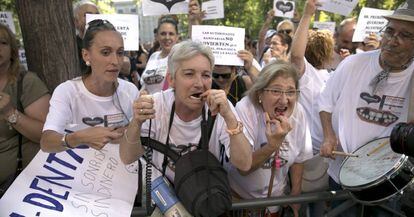 Afectados por el cierre de las clínicas dentales IDental, en una manifestación en junio de 2018.