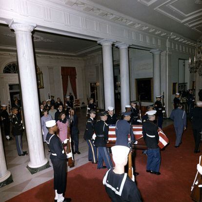 23 de noviembre de 1963. El féretro de John F. Kennedy es llevado al interior de la Casa blanca por miembros de la Guardia de Honor y acompañado por la familia Kennedy.