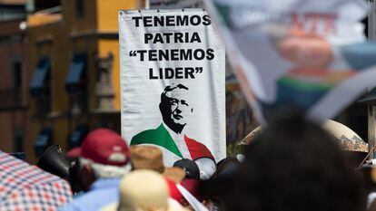 Simpatizantes de López Obrador cargan un cartel en favor del presidente, durante una manifestación en el centro de Ciudad de México, el 27 de febrero de 2022.