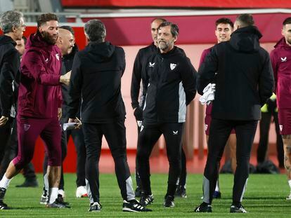 Quique Sánchez Flores ve cómo Sergio Ramos saluda a su equipo de trabajo en su primer entrenamiento con el Sevilla.