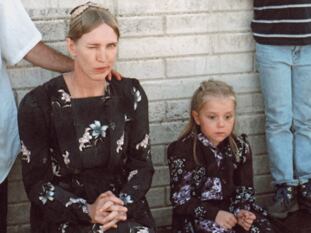 Miriam Toews, vestida como el personaje de Esther.