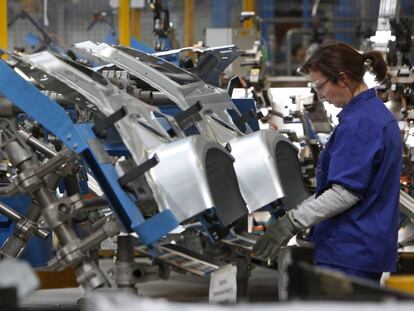 ` Una operaria en la planta de coches de Ford en Almussafes.