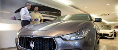 Un cliente se interesa por un Maserati Ghibli en un concesionario de Madrid. 