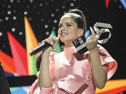 La cantante Rosalía recoge su premio en Los40 Music Awards 2019.