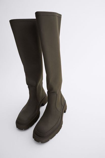 Botas altas elásticas y engomadas para mantener los pies a salvo de la humedad y con mucho estilo. Son de Zara y cuestan 45,95 euros.