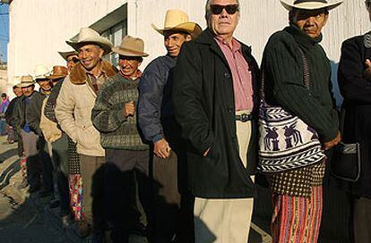 Votantes guardando cola en Solola, al norte de la ciudad de Guatemala, antes de depositar su voto.