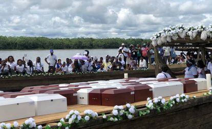Los cuerpos de los fallecidos en Bojayá tras ser trasladados en dos helicópteros de la ONU desde Medellín.