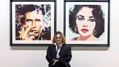 Johnny Depp, junto a sus creaciones artísticas. 