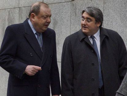 El expresidente de la ONG Anesvad, José Luis Gamarra Aranoa junto a su abogado en 2012