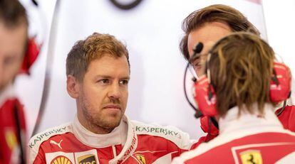 Sebastian Vettel, hablando con los miembros de su equipo.