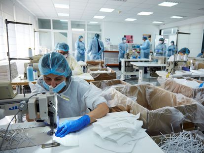 Una empleada elabora material sanitario en el Centro Tecnológico de la Confección (CTEC), en Talavera de la Reina (Toledo).