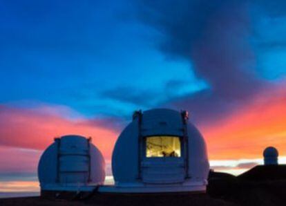 Los dos telescopios Keck, de espejo principal de 10 metros de diámetro, en el Observatorio de Mauna Kea (Hawai).