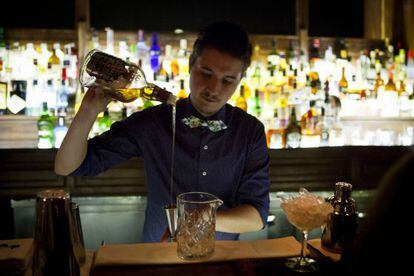 Seba García, barman de The Harrison Speakeasy, un bar oculto.