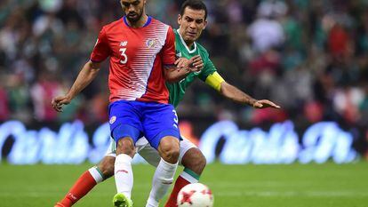 Rafa Marquez pelea por el balón contra el costarricense Giancarlo González