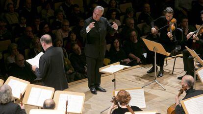 El tenor y, en esta ocasión, director Christoph Prégardien, con el bajo Peter Kooij (de espaldas) y la violinista Christine Busch (derecha).