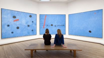 <i>Azul I-II-III,</i> tríptico pintado por Joan Miró en 1961: una de las obras estelares de la exposición de la Tate Modern.