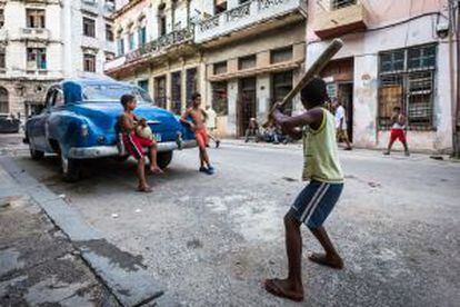 Niños jugando al beisbol en La Habana Vieja.