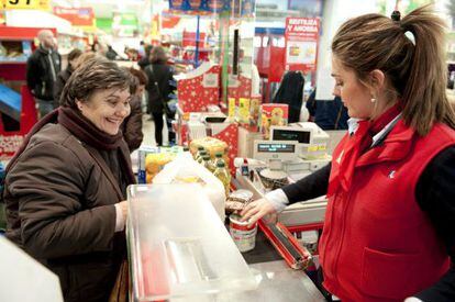 Una clienta realiza su compra en un supermercado en Toledo.