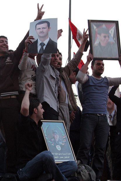 Partidarios del presidente El Asad, ayer en Damasco.