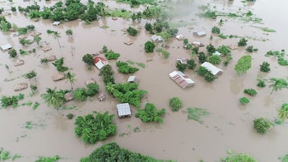 El presidente de Zimbabue, Emmerson Mnangagwa, dijo este miércoles que los helicópteros comenzarán a entregar ayuda a los pueblos que se han quedado incomunicados, después de que Idai haya arrasado carreteras y puentes de la zona. En la imagen, zona anegada cerca de la ciudad de Beira (Mozambique), el 20 de marzo de 2019.