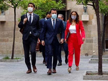 El presidente de la Generaliat, Pere Aragonès (c), camina por el Palau de la Generalitat en julio pasado, seguido por los consejeros del Govern.