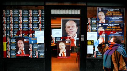Los carteles de la propaganda política del PP en Buenos Aires, encabezado por Manuel Fraga, siguen pegados en la sede del partido tras las elecciones gallegas celebradas en 2005.