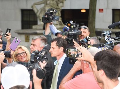 Anthony Weiner, rodeado de cámaras, llega al juzgado en Nueva York en septiembre de 2017.