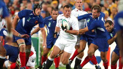 Steve Thompson en una jugada durante la semifinal del Mundial de Rugby de 2003, entre Inglaterra y Francia, en Australia.