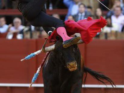 Manzanares es volteado por su segundo toro. 