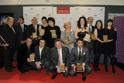 La actriz Charo López (en el centro), ayer en Bilbao con el resto de los galardonados con los Premios Ercilla.