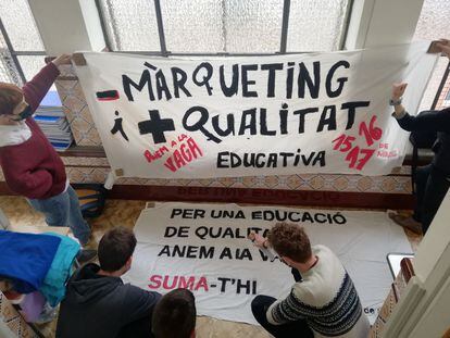 Un grupo de profesores del instituto escuela Arts de Barcelona pintando pancartas para las jornadas de huelga del mes de marzo.