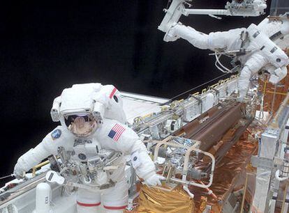 Dos astronautas trabajan en el exterior del transbordador Columbia en 2002